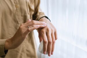 敏感肌のメンズが仕事中に気をつけるべき体臭ケアは？